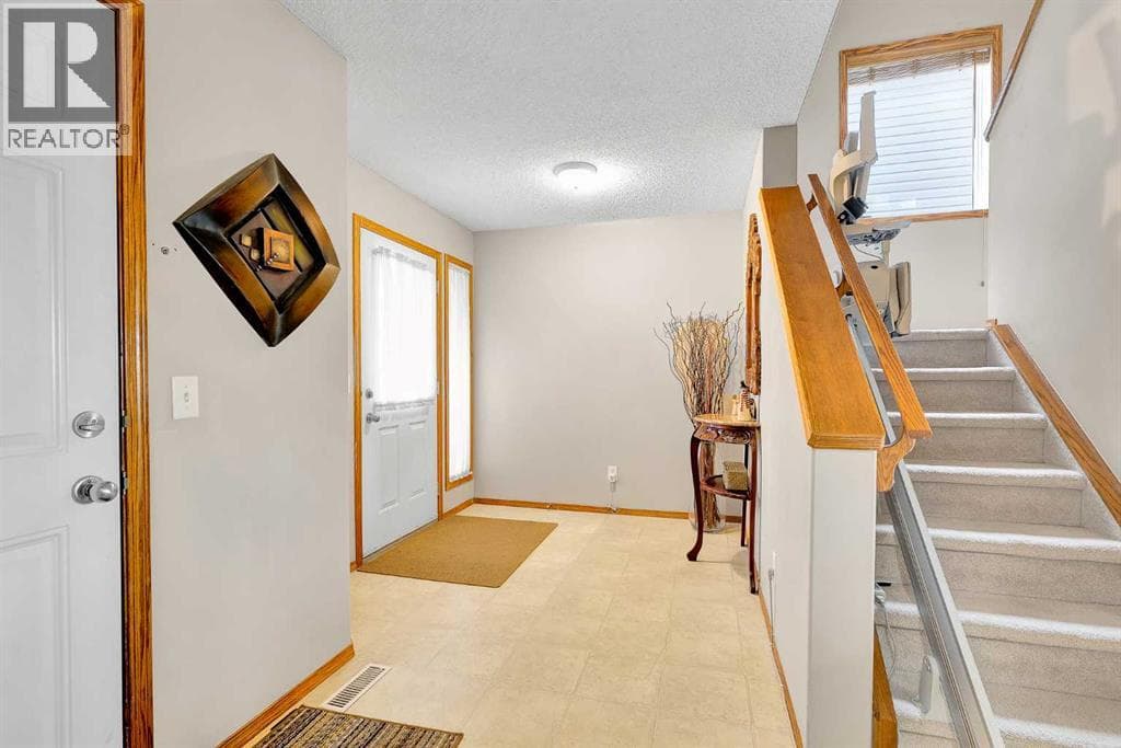 132 Saddletree Close NE photo 4