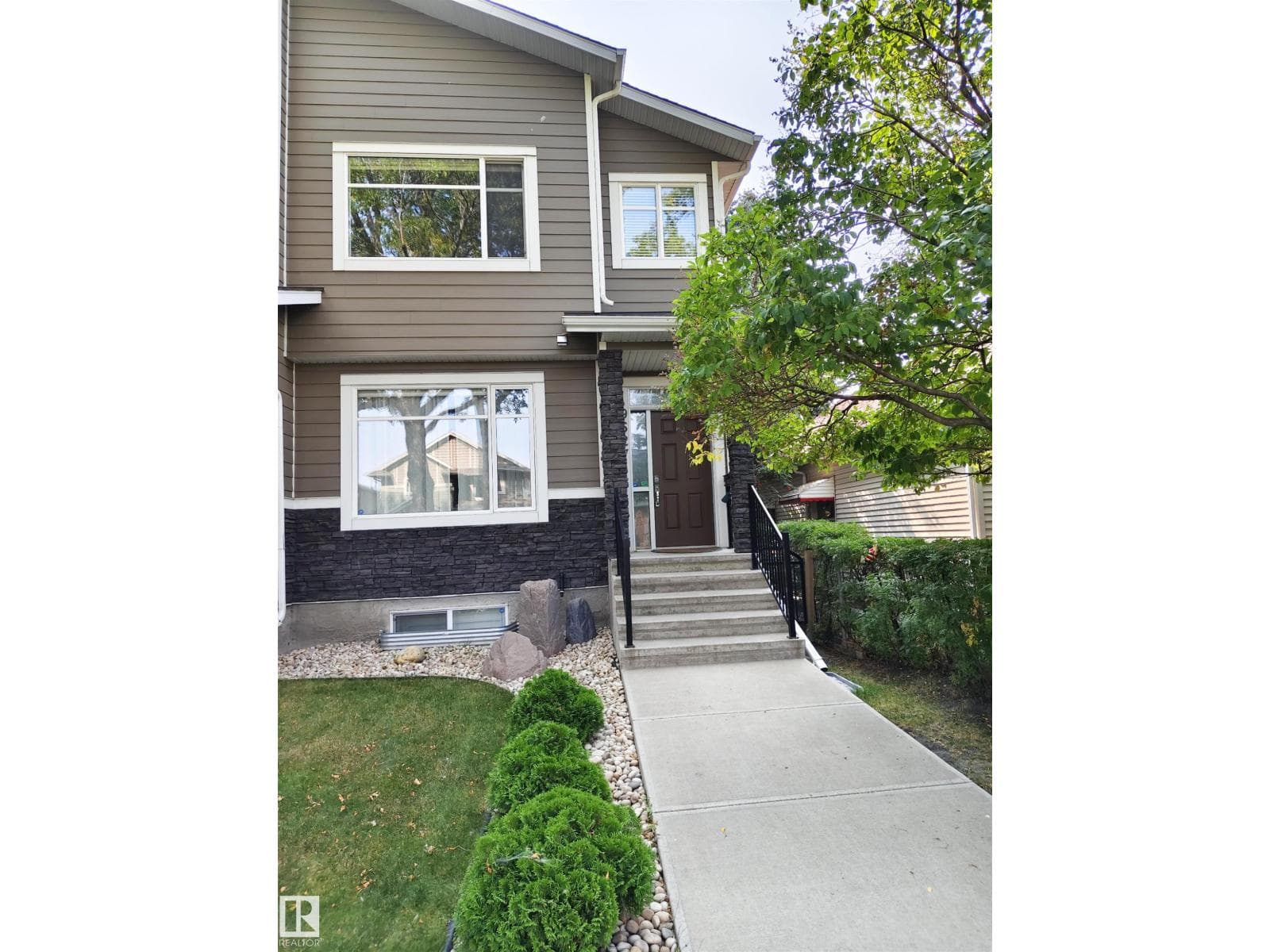 9527 75 AV NW photo 2