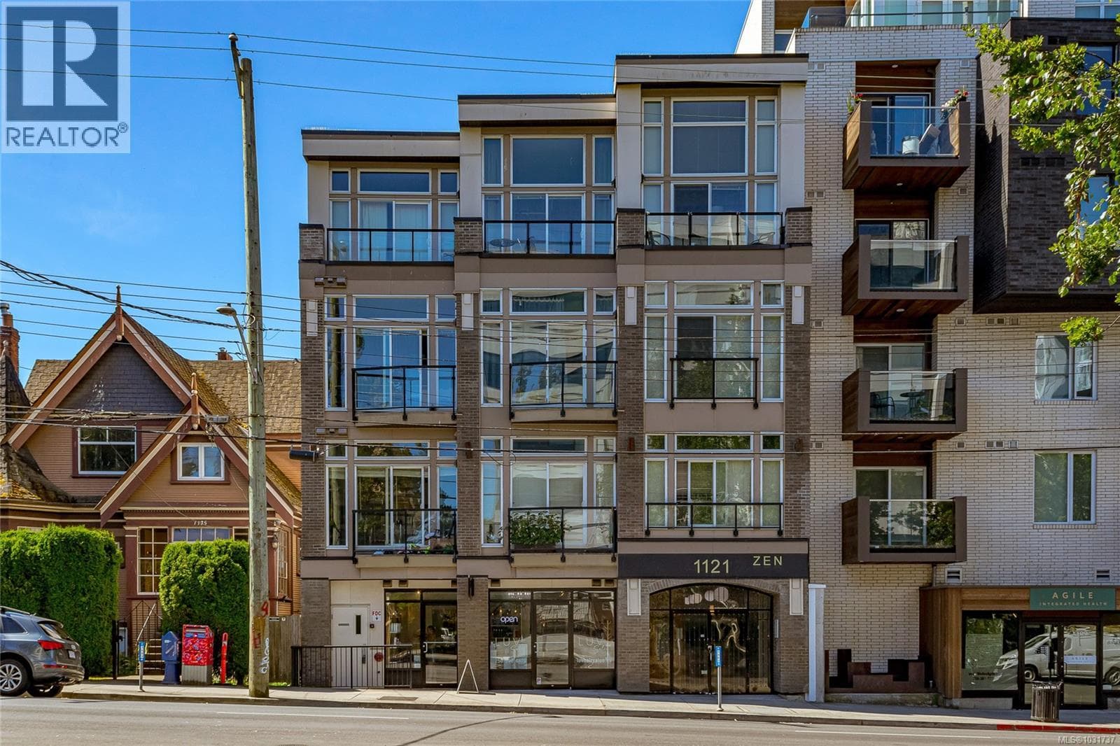 305 1121 Fort St photo 2