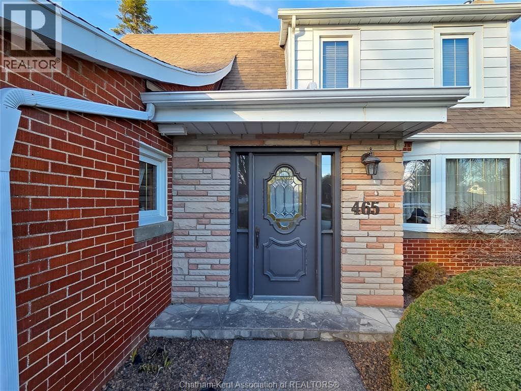 465 Victoria AVENUE photo 2