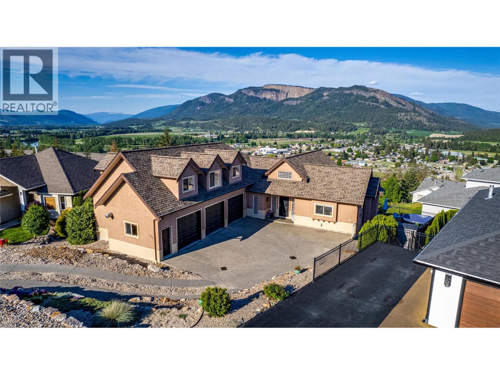 108 Red Rock Crescent photo 3