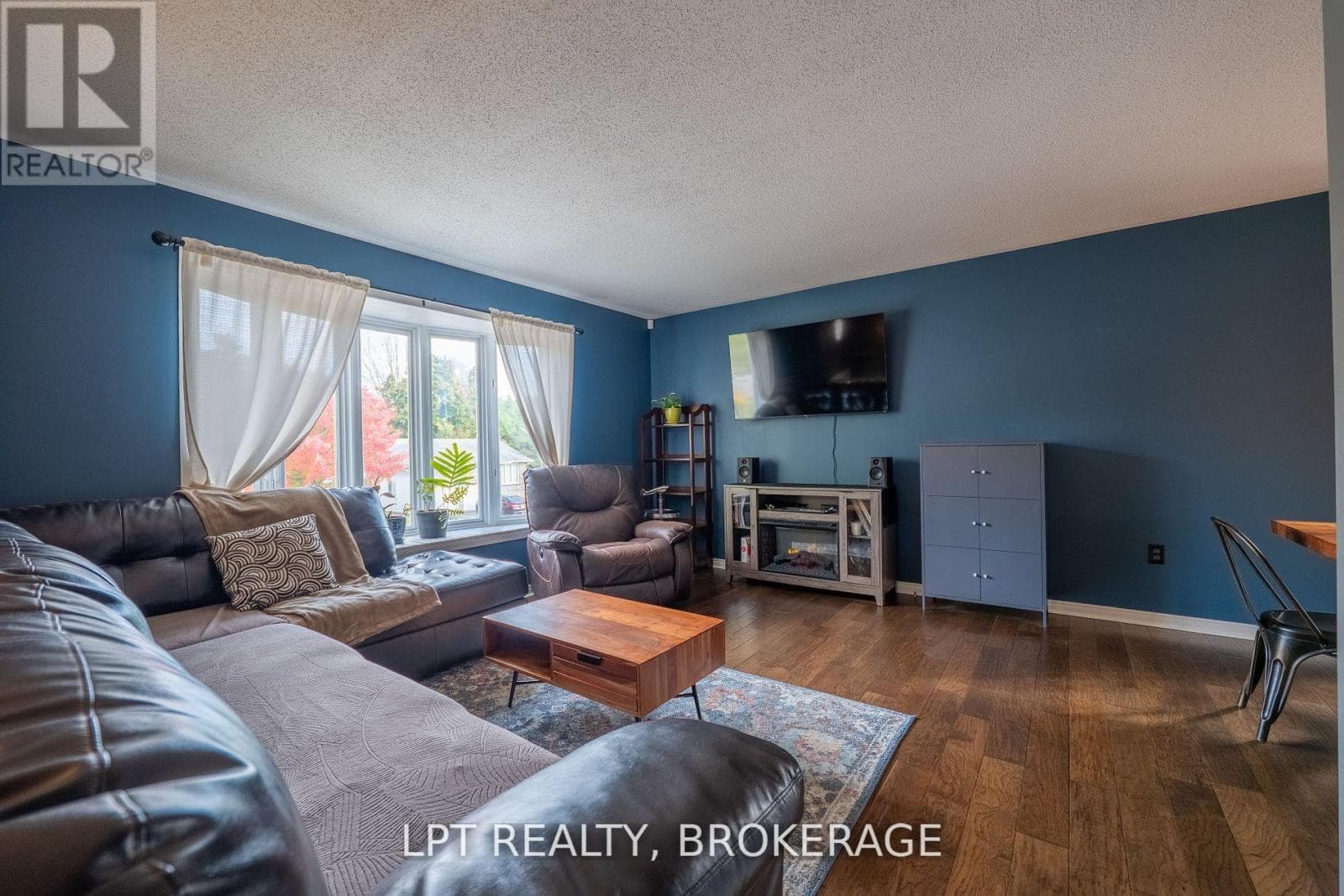 697 MACDONALD DRIVE photo 2