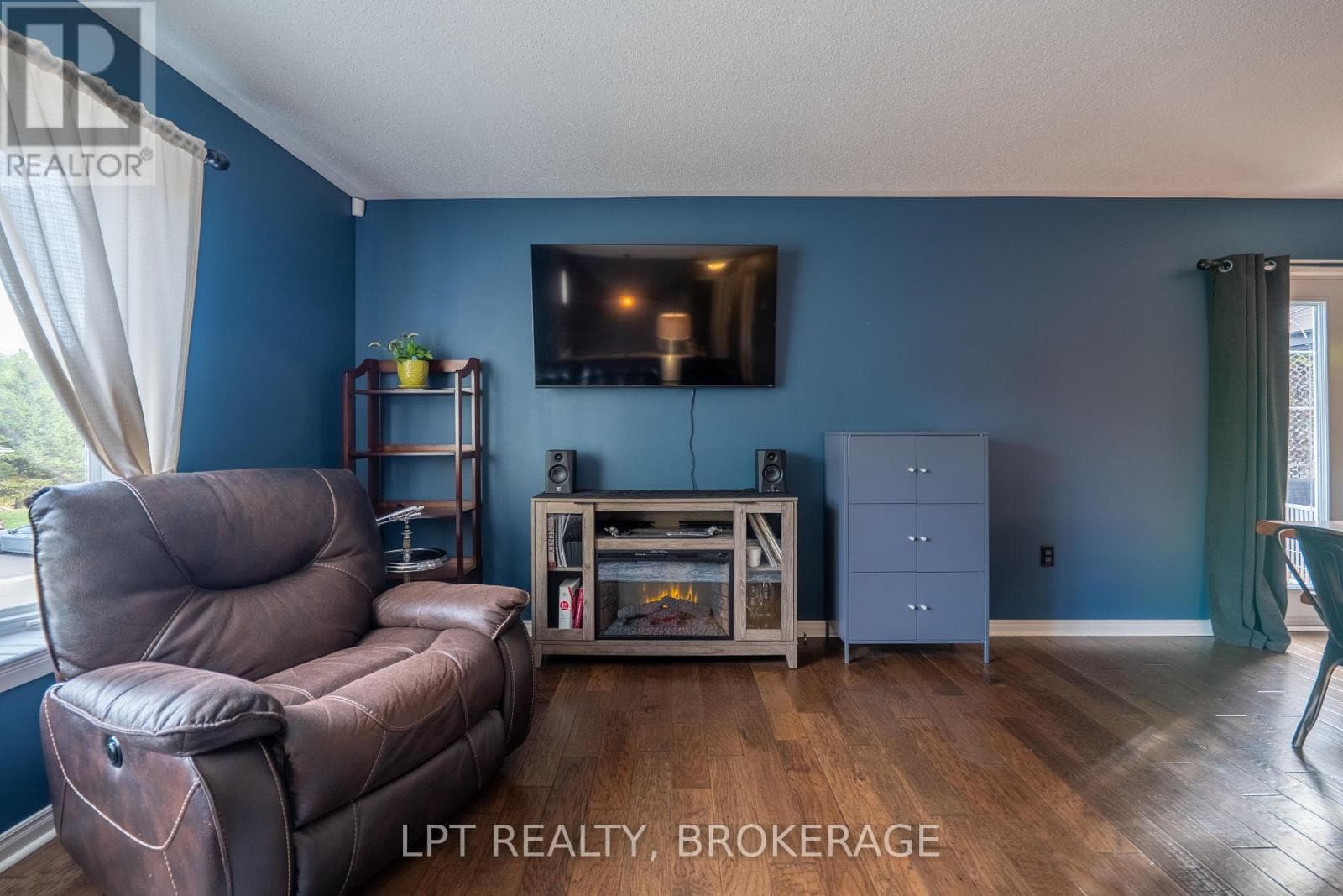 697 MACDONALD DRIVE photo 3