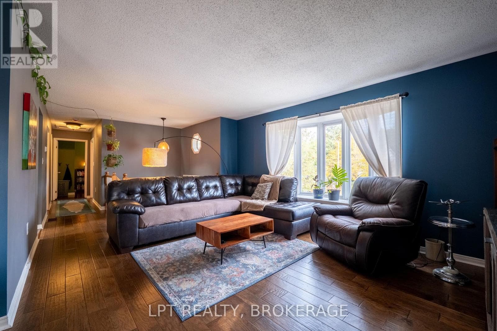 697 MACDONALD DRIVE photo 4
