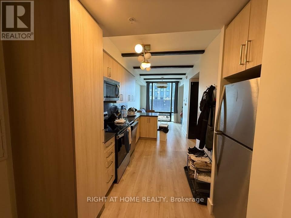 925 - 145 COLUMBIA STREET W photo 2