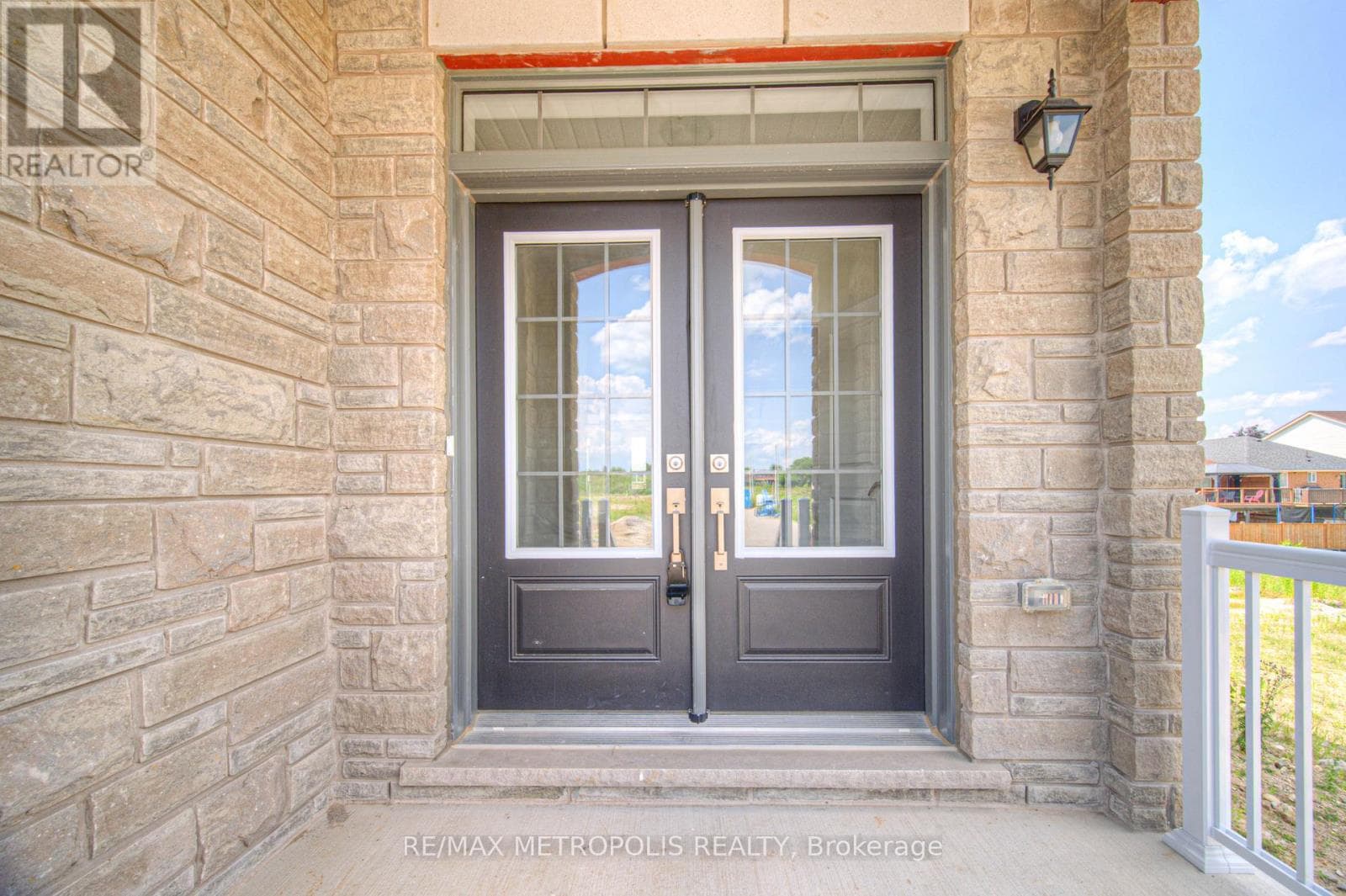 100 MOSS DRIVE photo 4