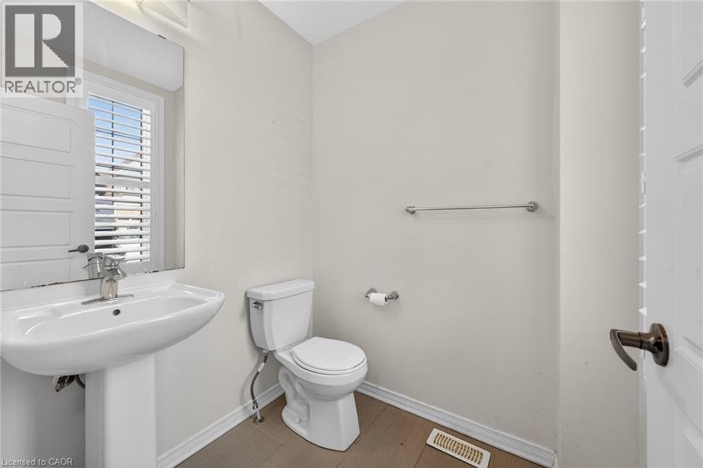17 LARRY Crescent photo 4