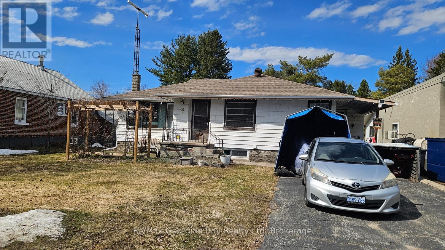 3 bed 1 bath single family at 8 STURGEON BAY ROAD — $499,000