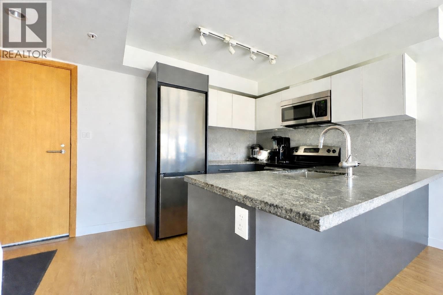 802 188 KEEFER STREET photo 2