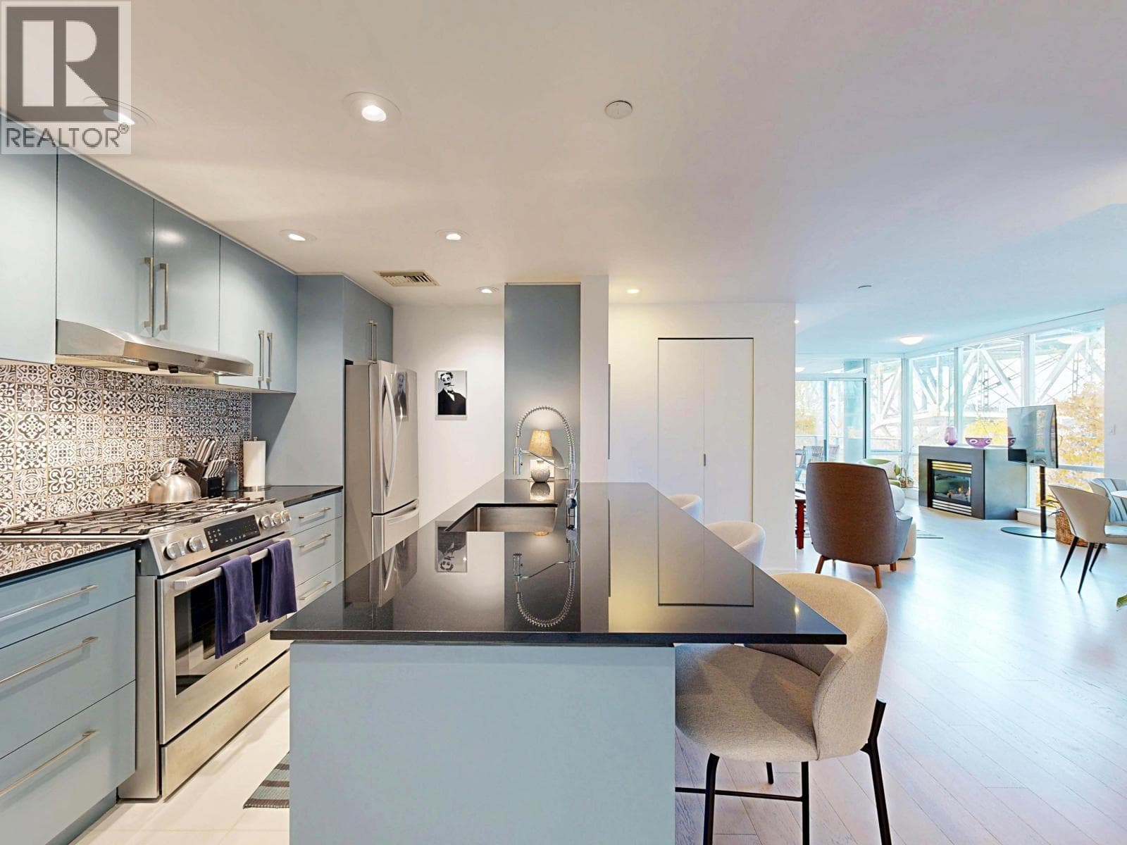 503 638 BEACH CRESCENT photo 2