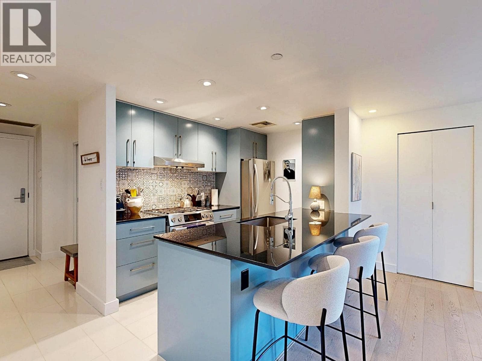 503 638 BEACH CRESCENT photo 3