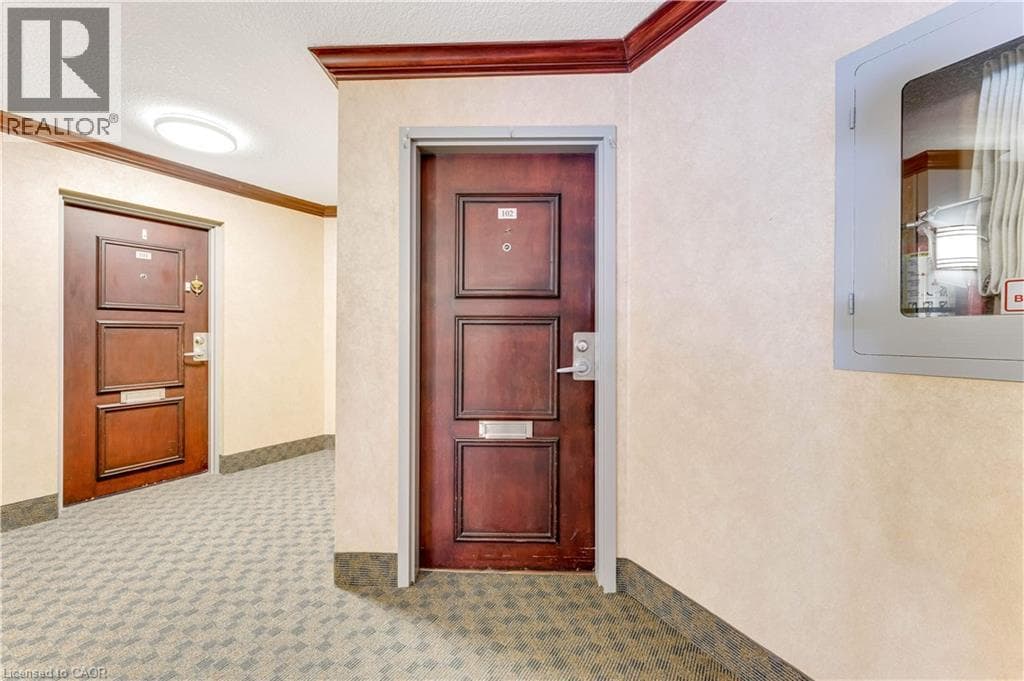 250 GLENRIDGE Drive Unit# 102 photo 2