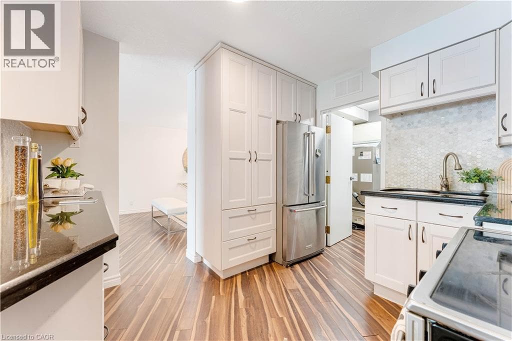 250 GLENRIDGE Drive Unit# 102 photo 4