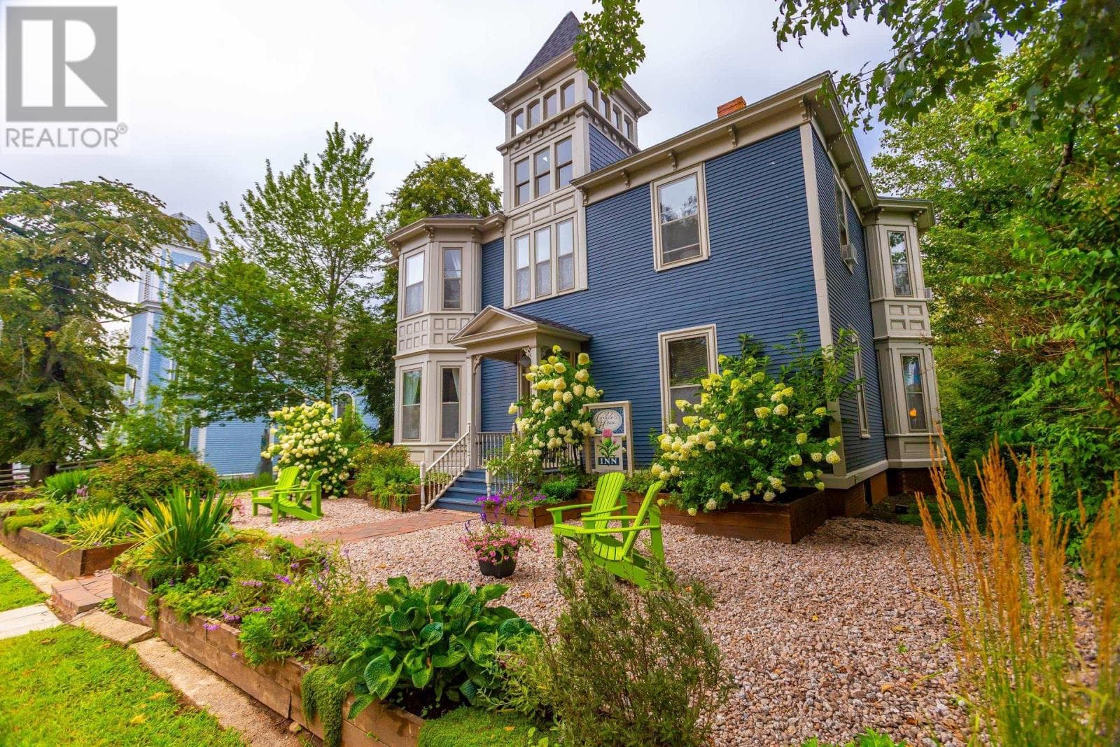 548 St George Street photo 2