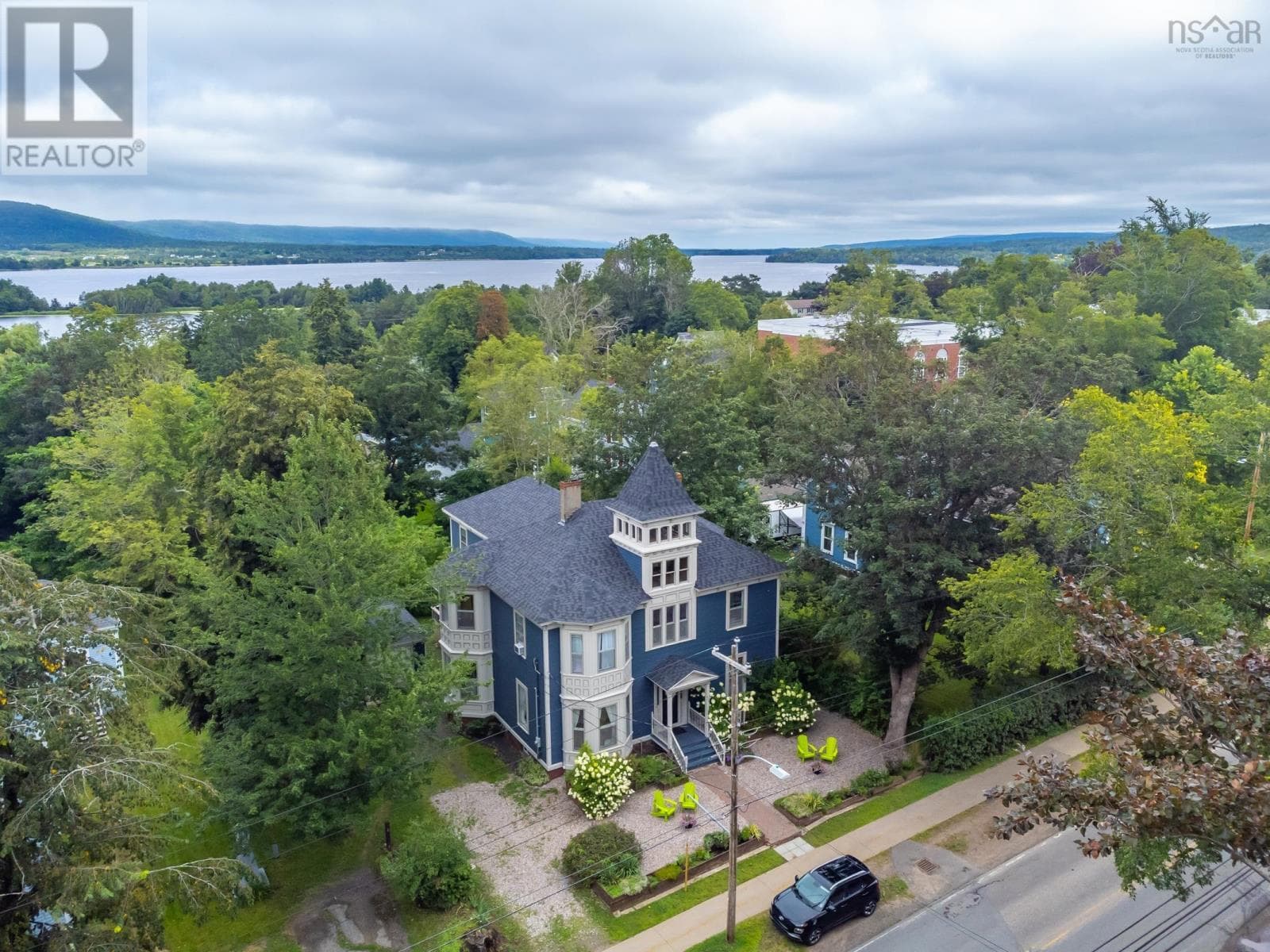 548 St George Street photo 3