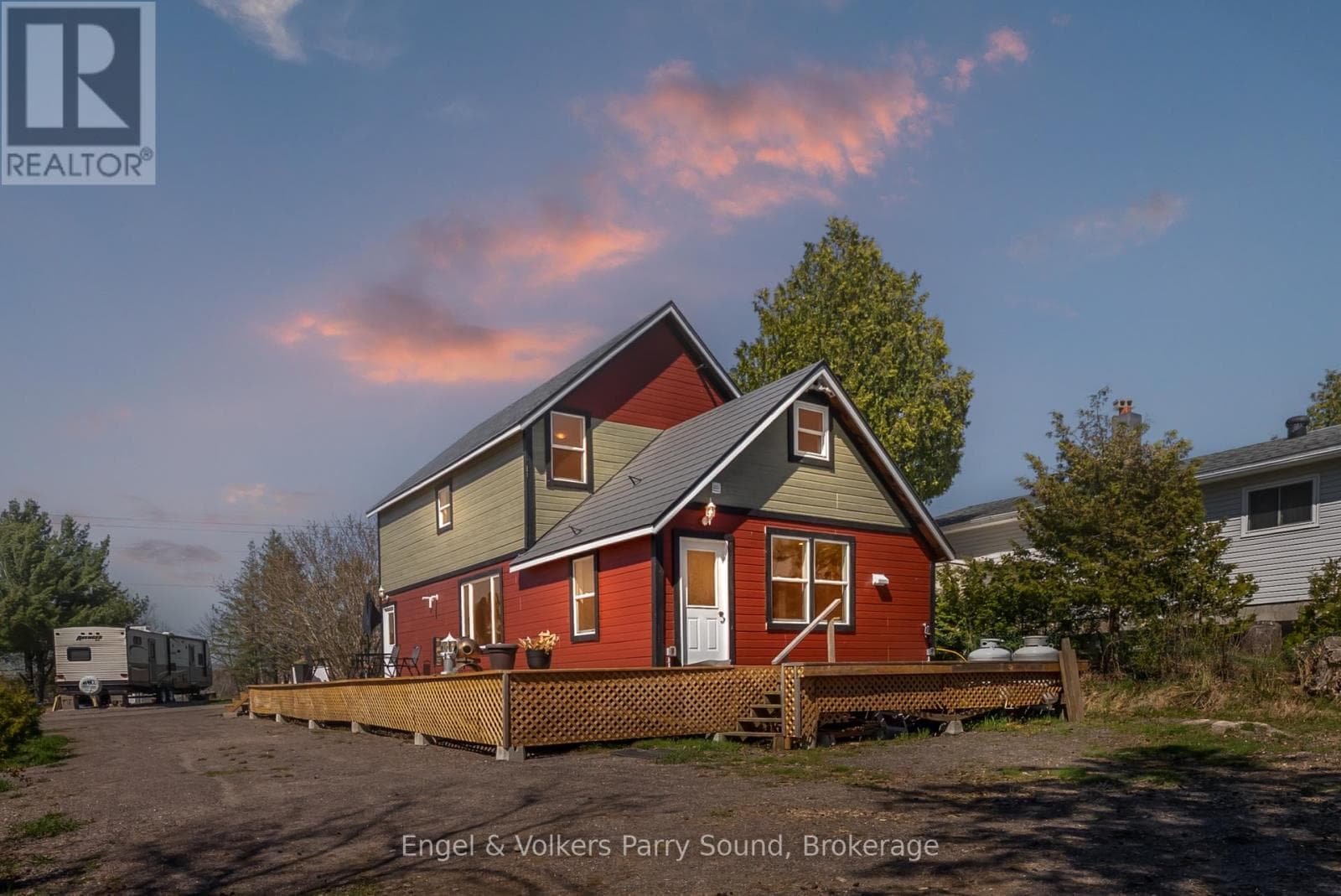 3 bed 3 bath single family at 1 HOLLAND AVENUE — $1,250,000