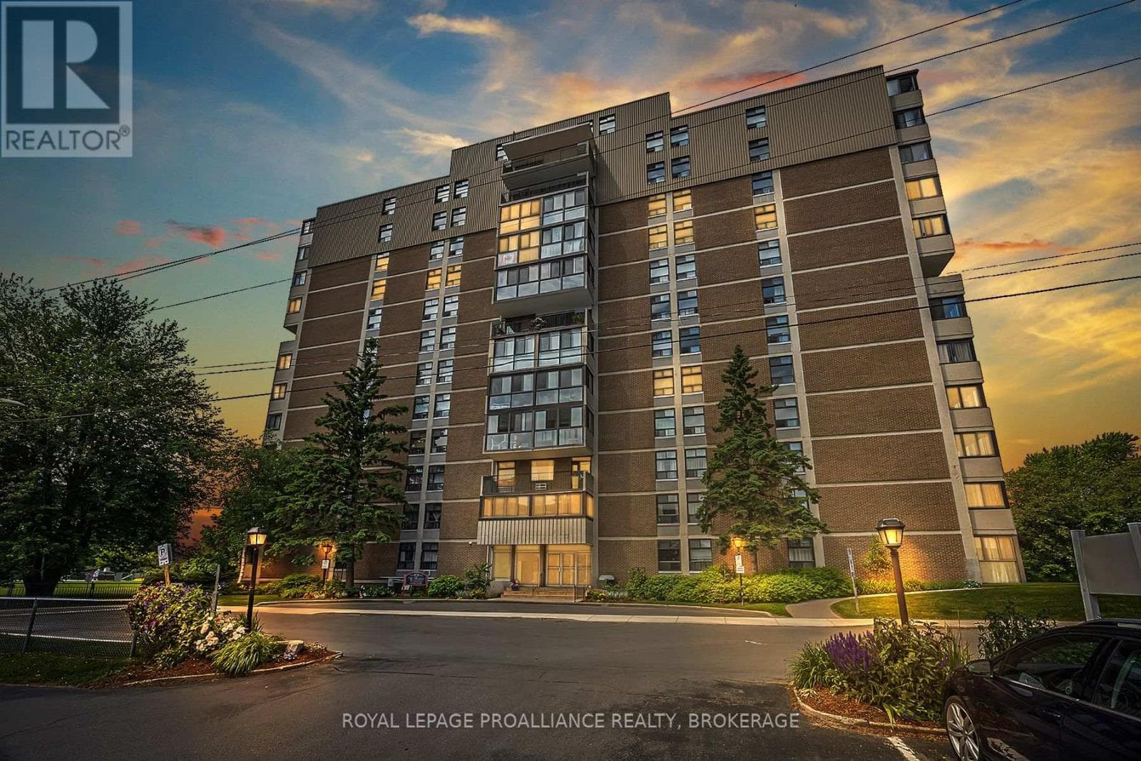 3 bed 2 bath single family at 903 - 2 MOWAT AVENUE — $549,900