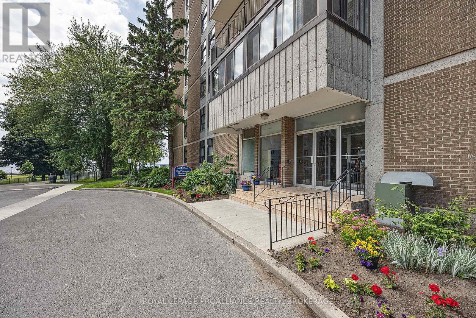 903 - 2 MOWAT AVENUE photo 3