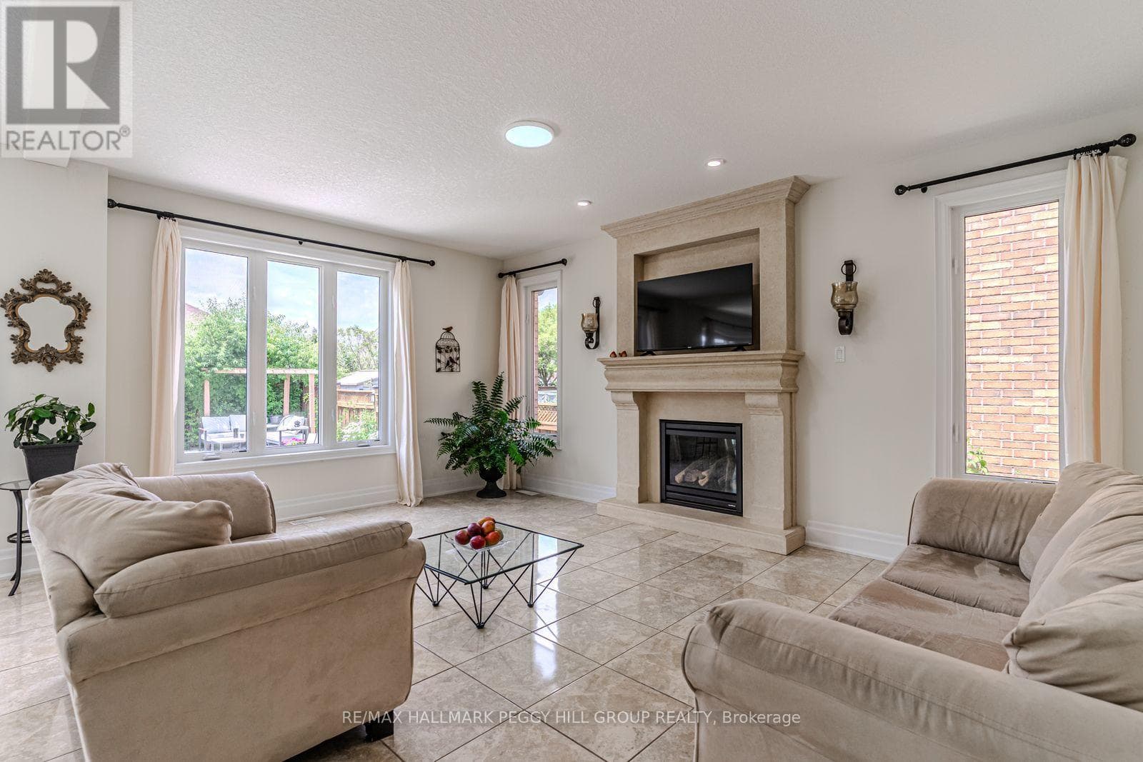 1746 ANGUS STREET photo 3