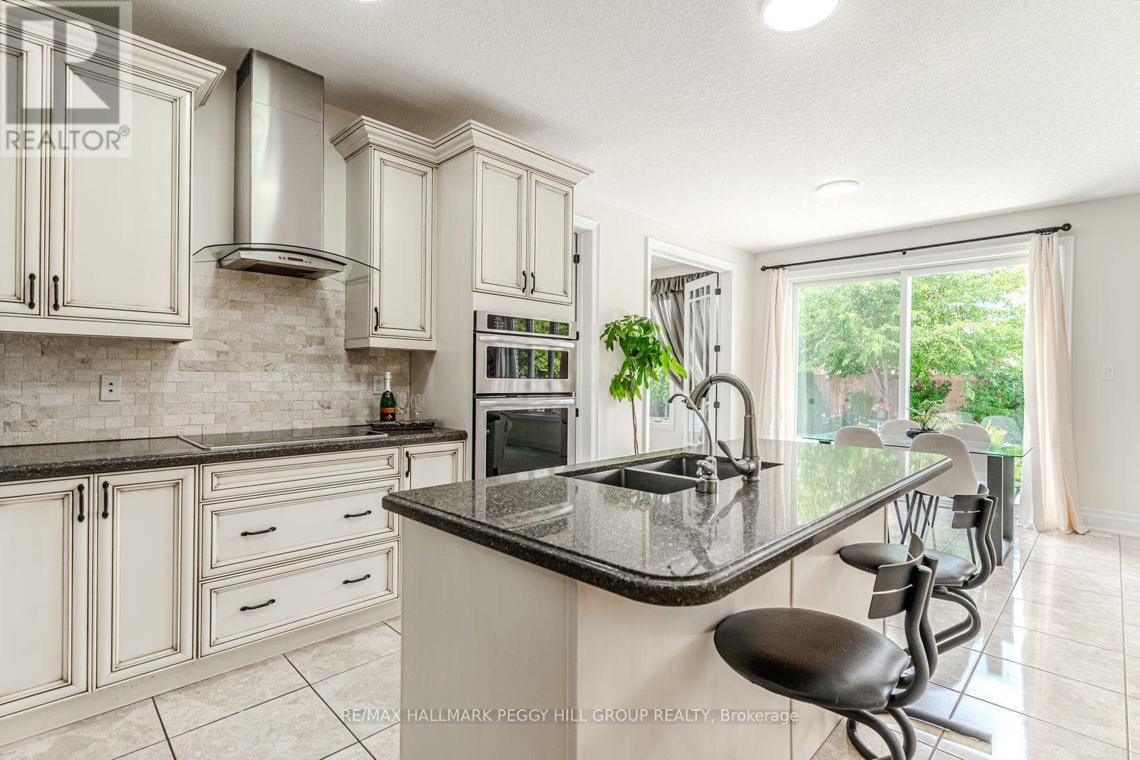 1746 ANGUS STREET photo 4