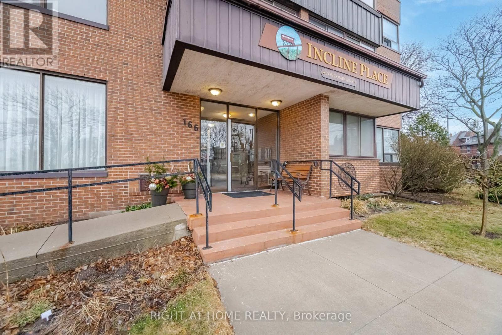 201 - 166 MOUNTAIN PARK AVENUE photo 2