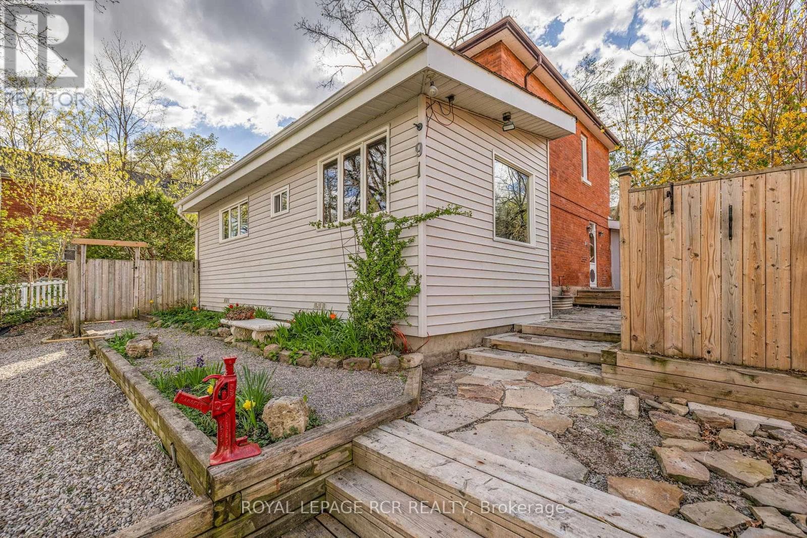 91 KING STREET W photo 2