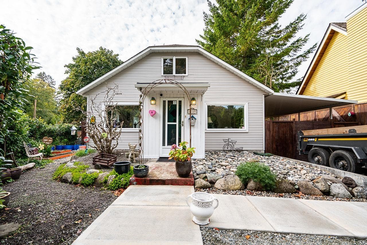 2725 GORDON AVENUE photo 2