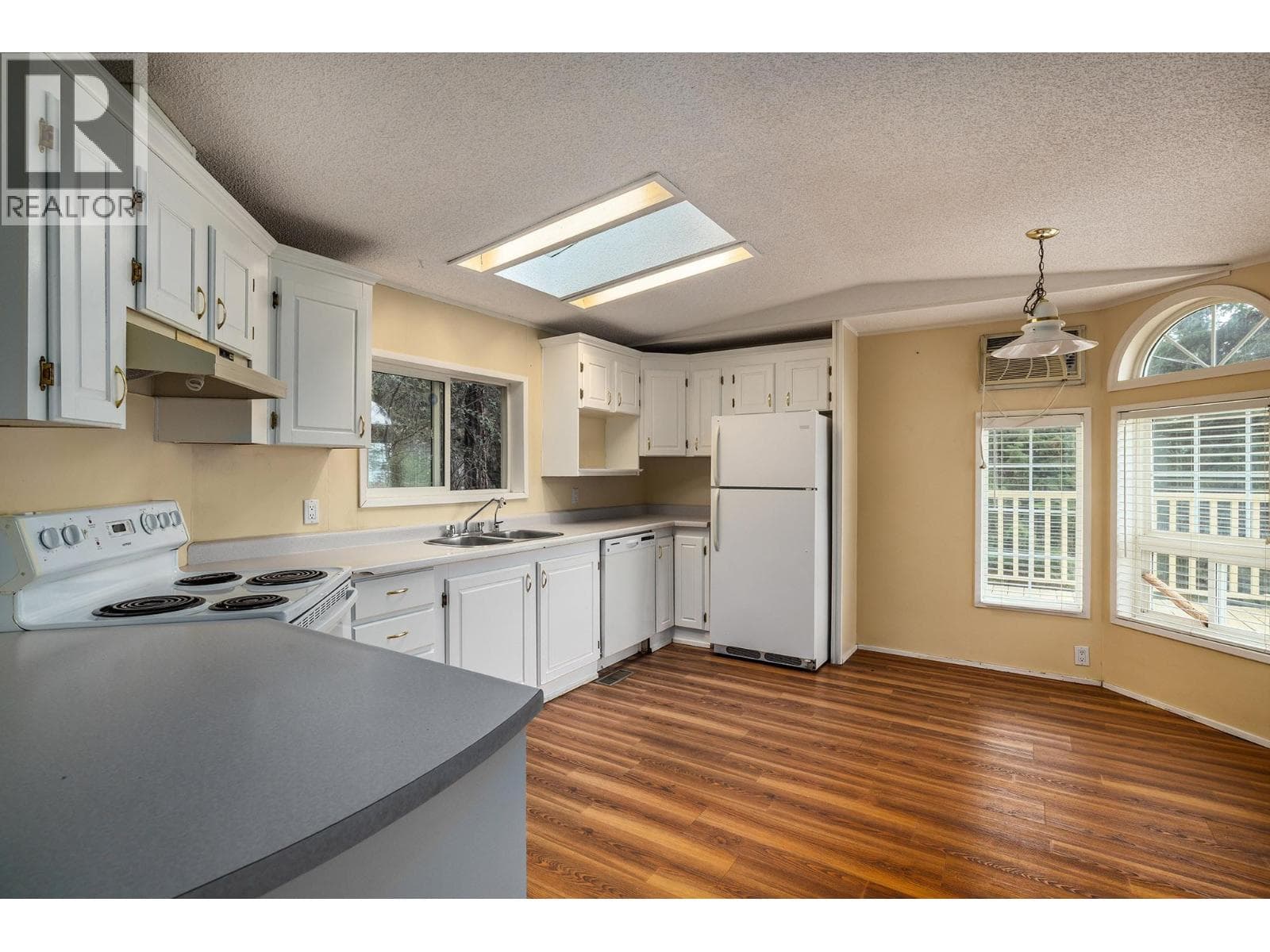 6439 Farmers Drive photo 3