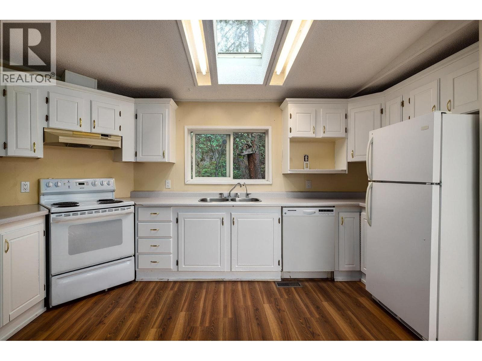 6439 Farmers Drive photo 4