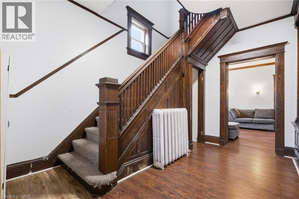 30 REGINA Street N photo 4