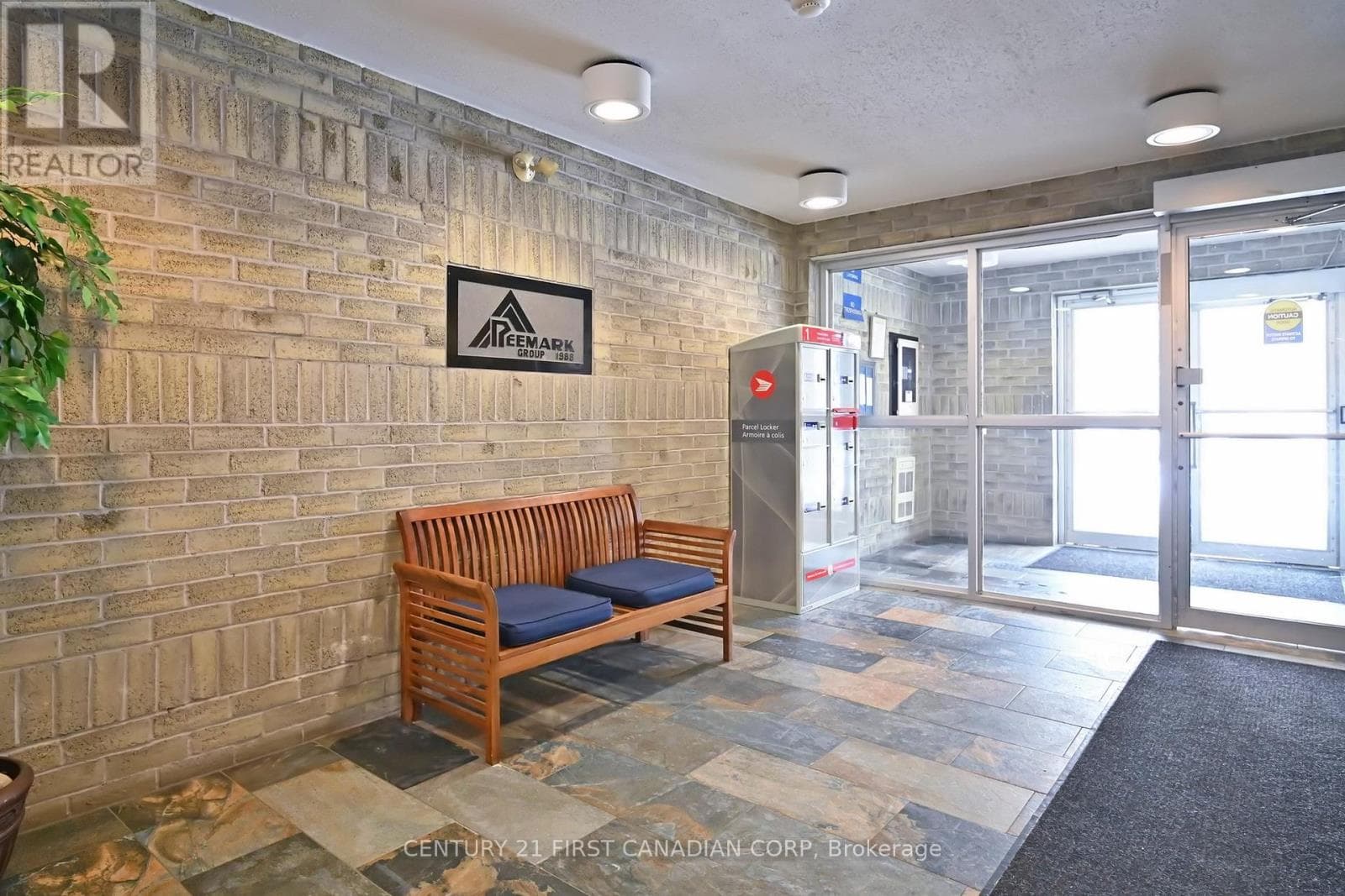 319 - 735 DEVERON CRESCENT photo 5