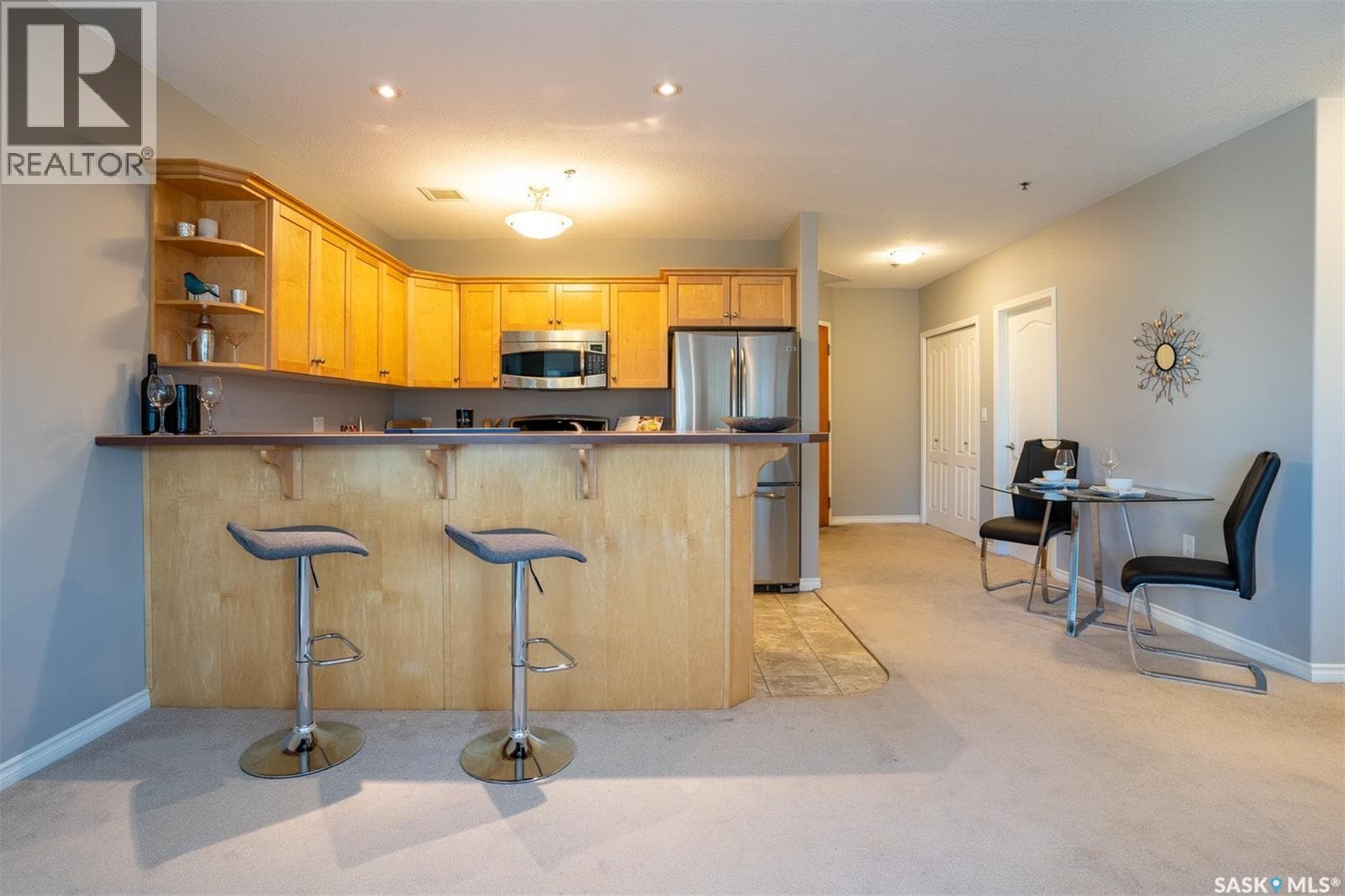 1002 1914 Hamilton STREET photo 4