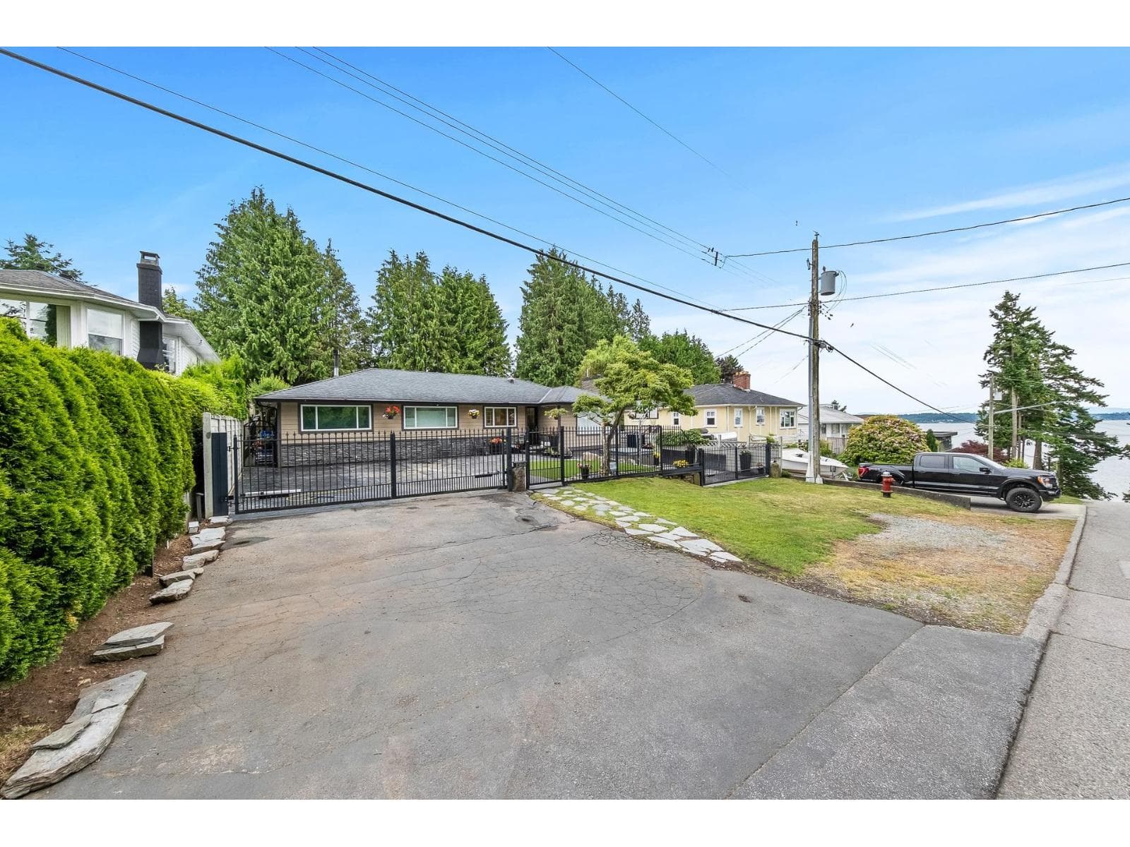 1360 EVERALL STREET photo 5