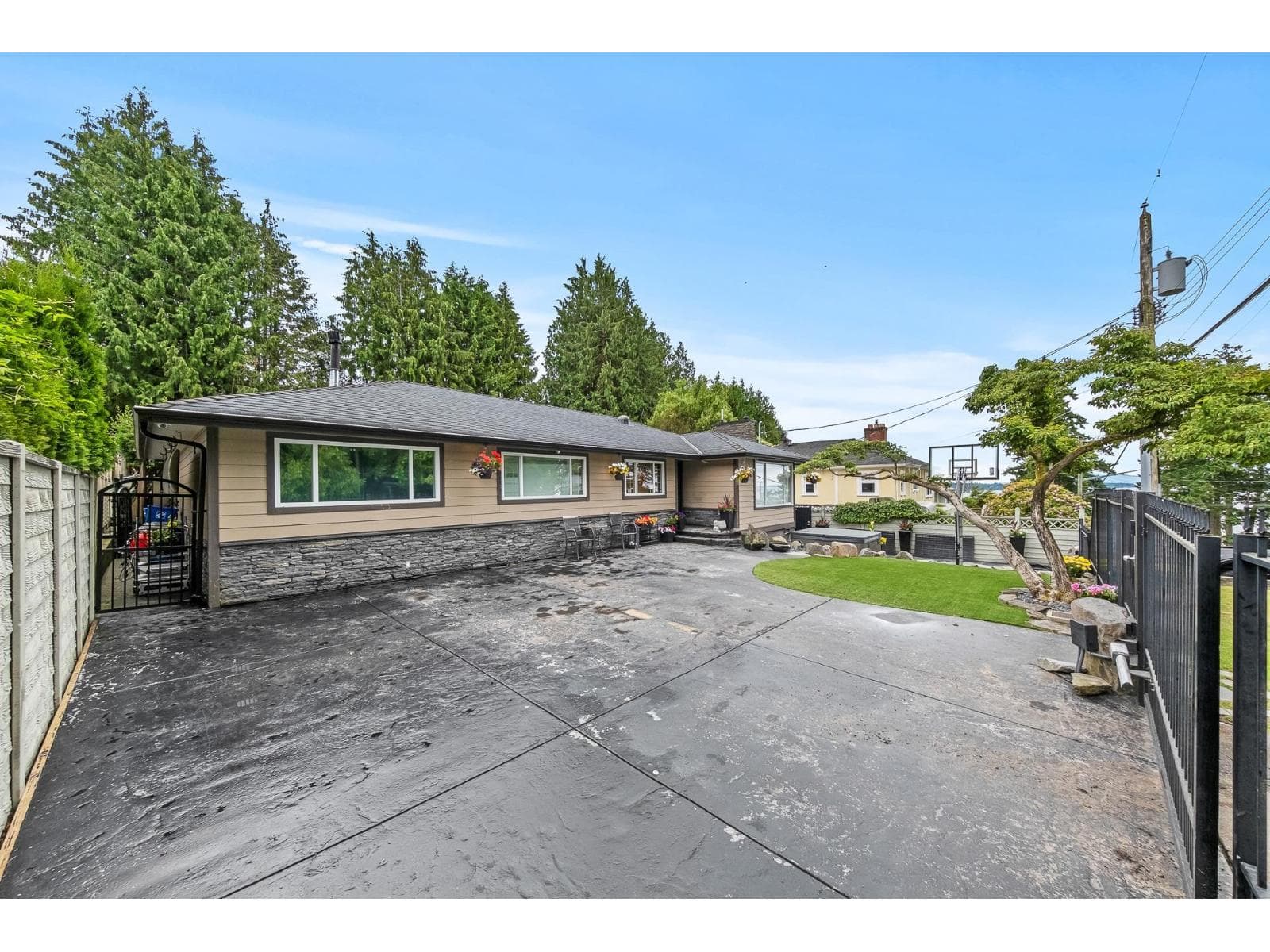 1360 EVERALL STREET photo 3