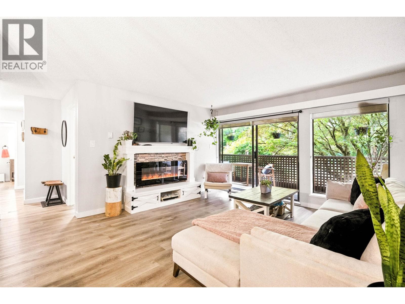 212 1955 WOODWAY PLACE photo 3