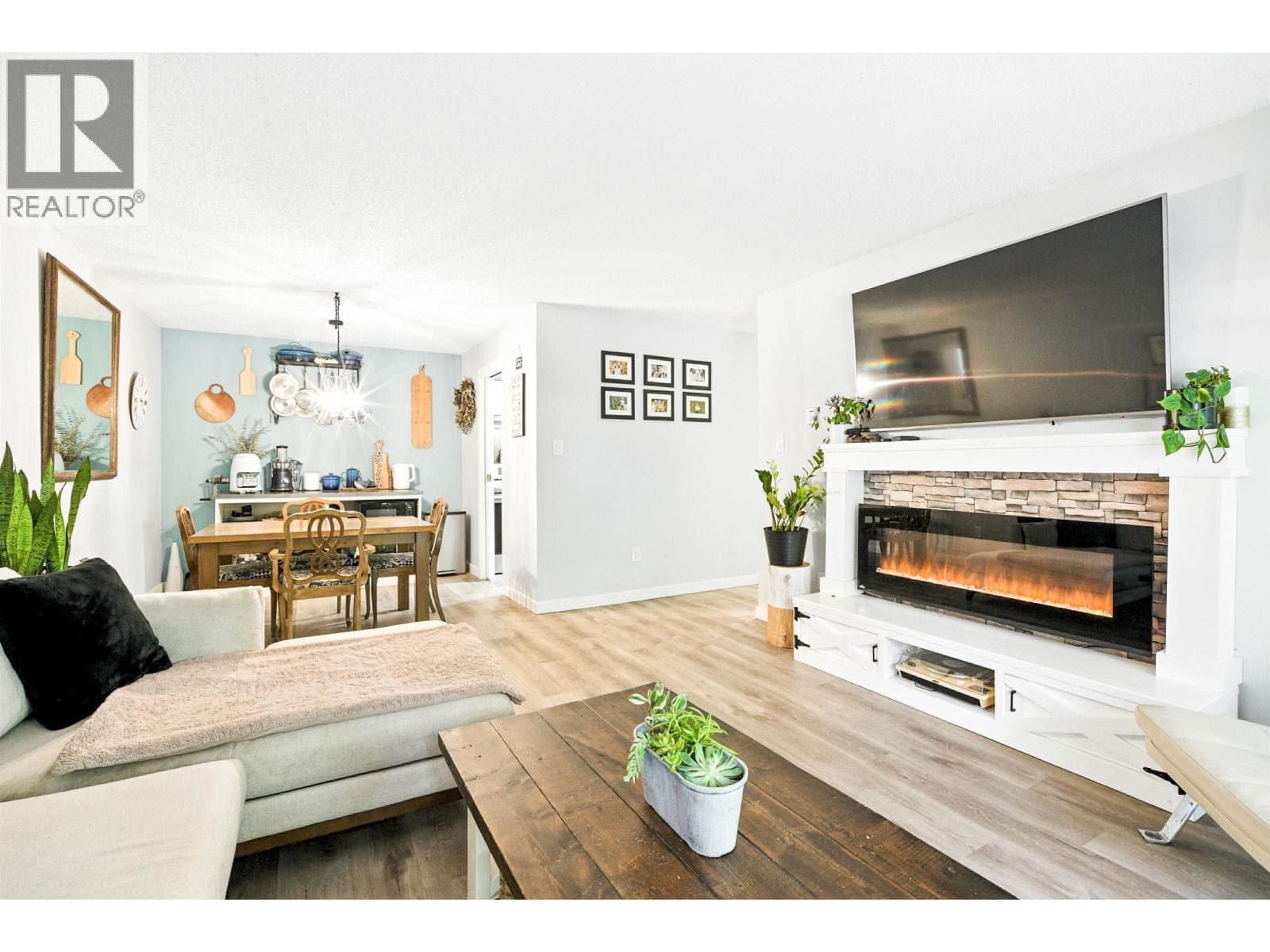 212 1955 WOODWAY PLACE photo 2
