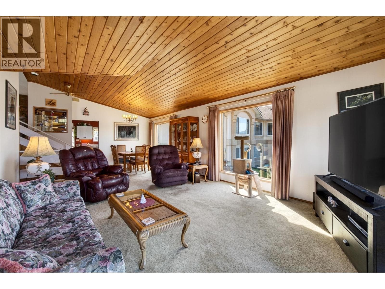 4860 14 Street NE photo 4