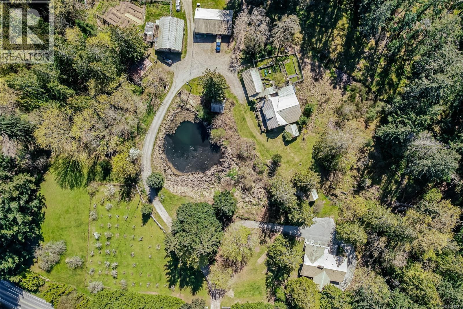 1671 Fulford-Ganges Rd photo 3