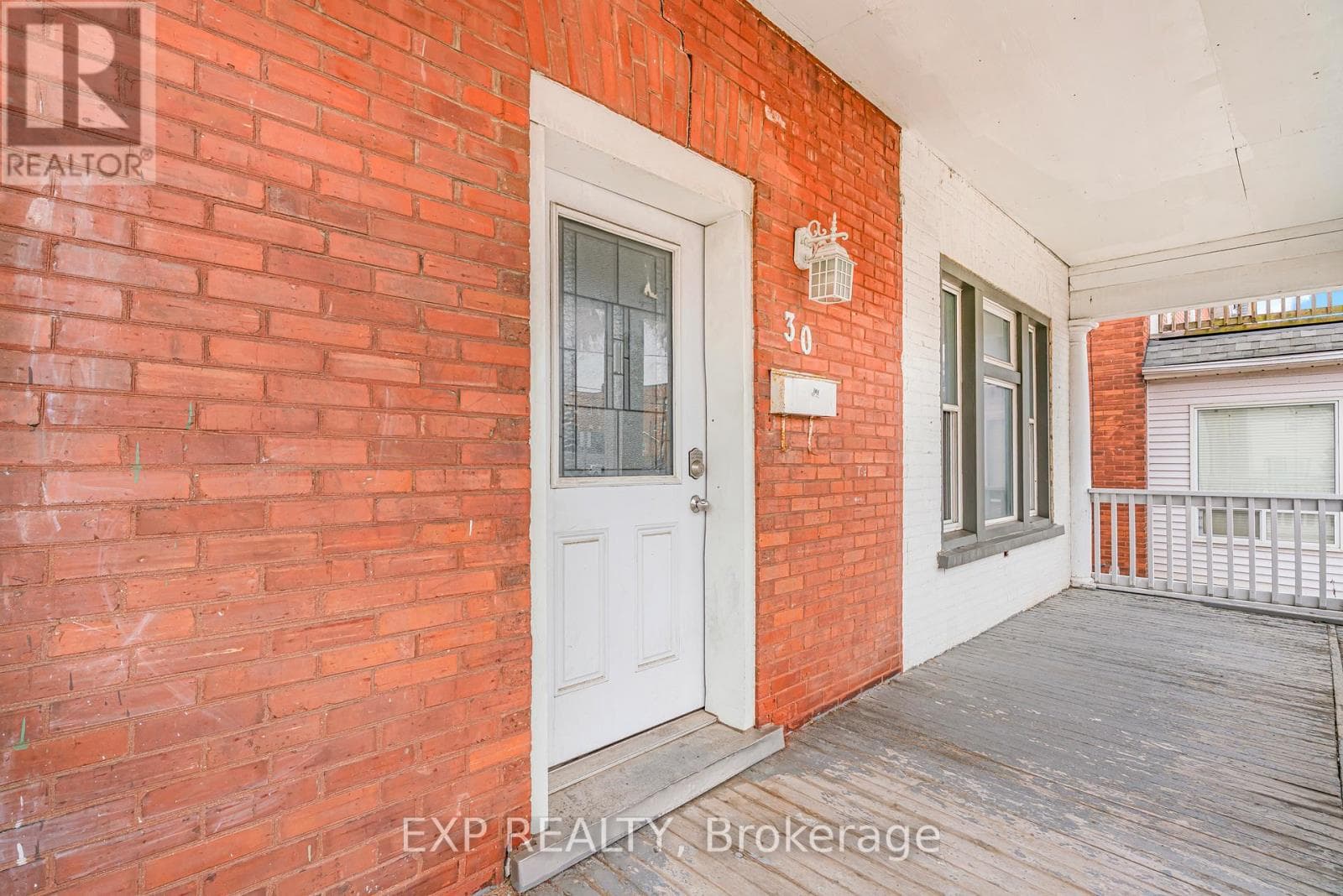 30 REGINA STREET N photo 3