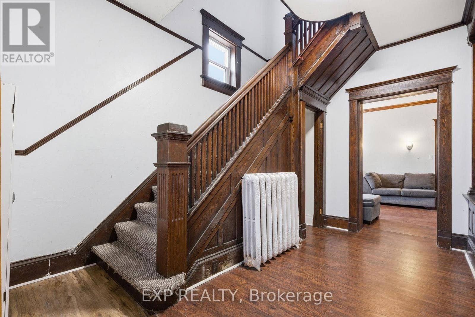 30 REGINA STREET N photo 4