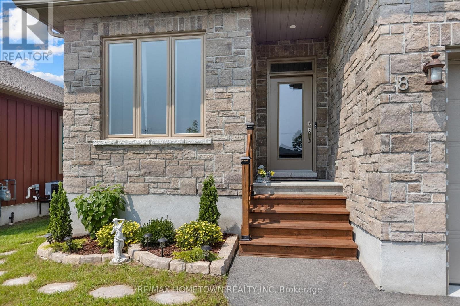 8 BILLINGS AVENUE W photo 3