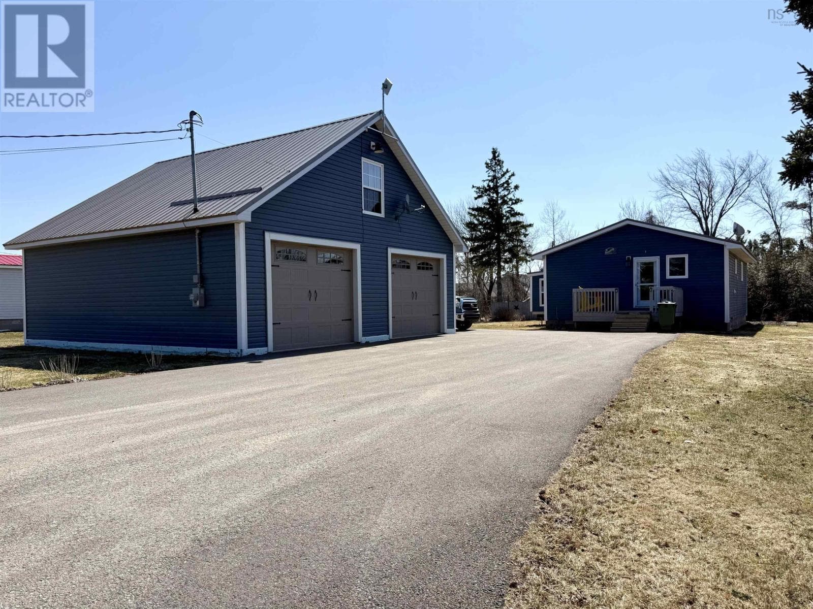 2 bed 1 bath single family at 10 Island View Lane — $449,900
