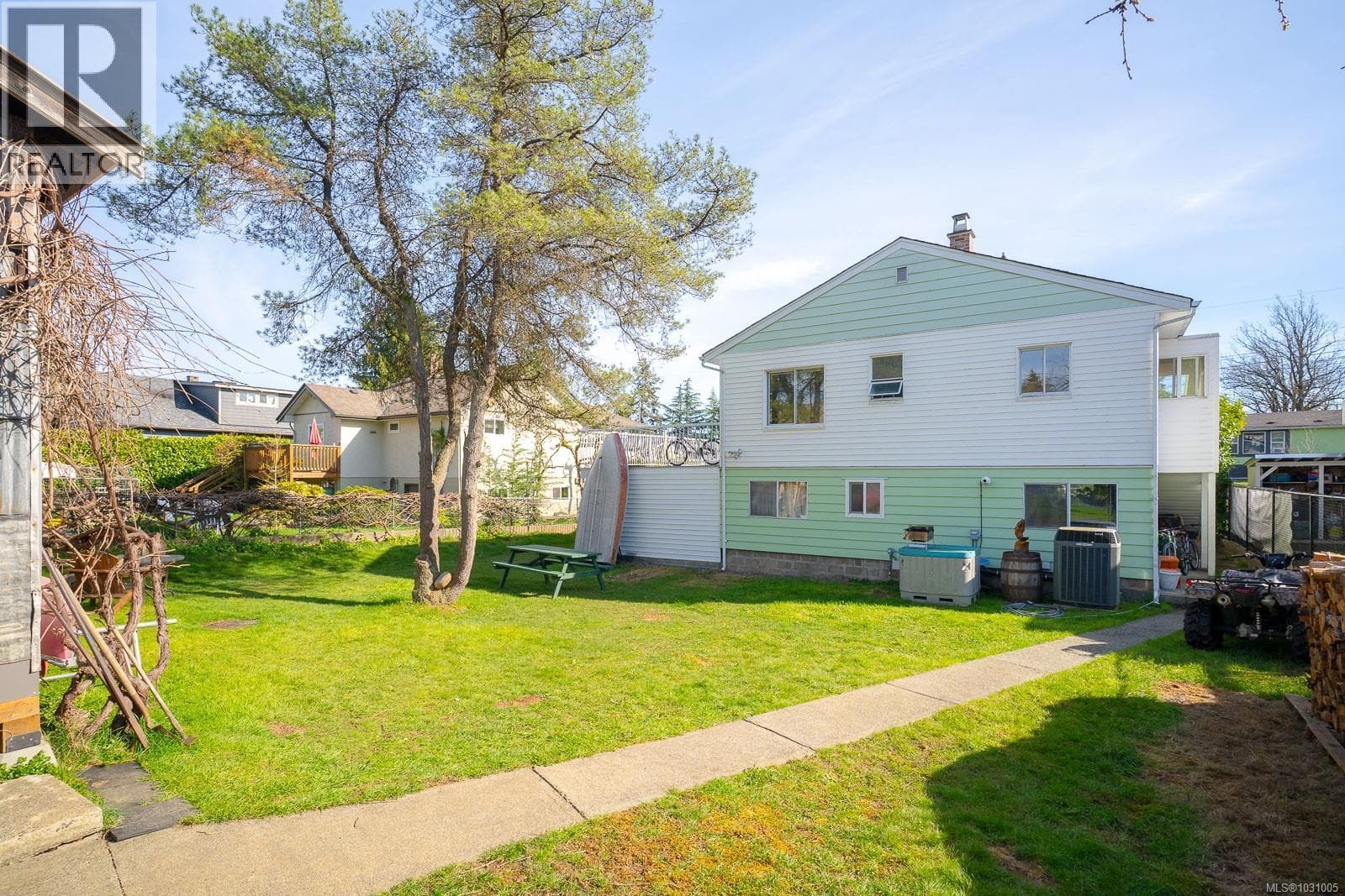 464 Renfrew St photo 3