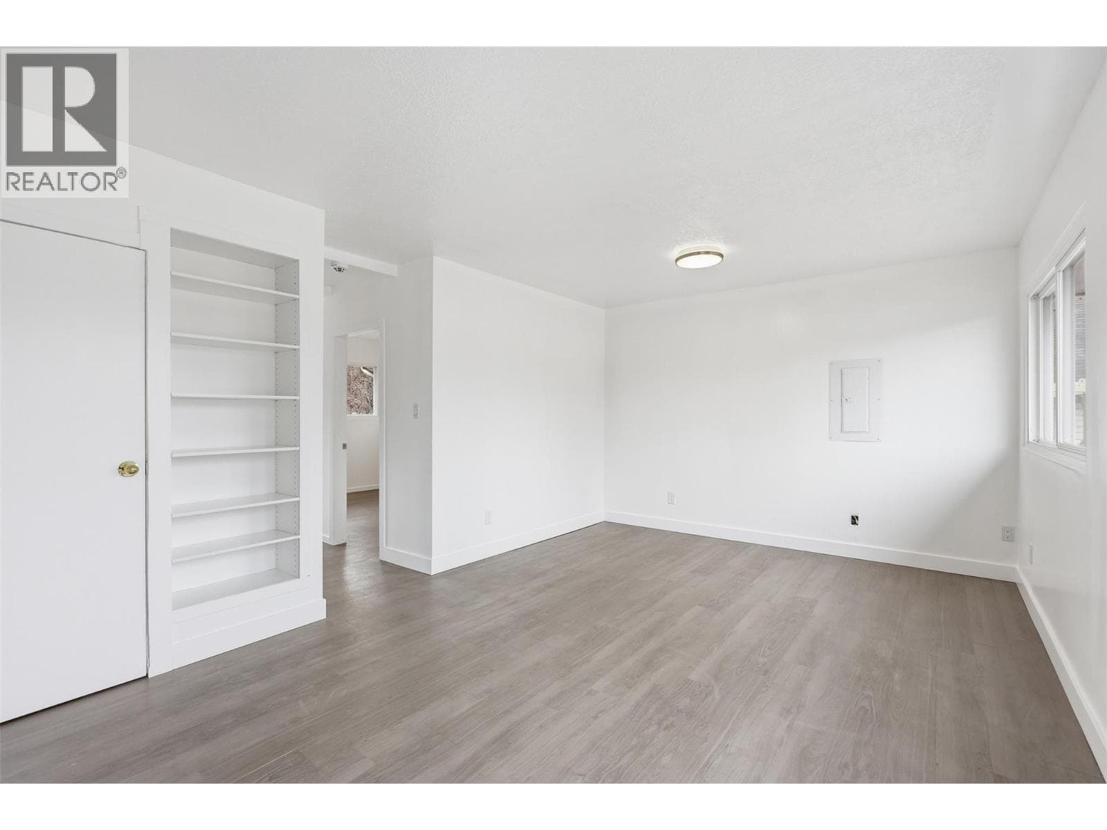 421/423 Alexander Avenue photo 3