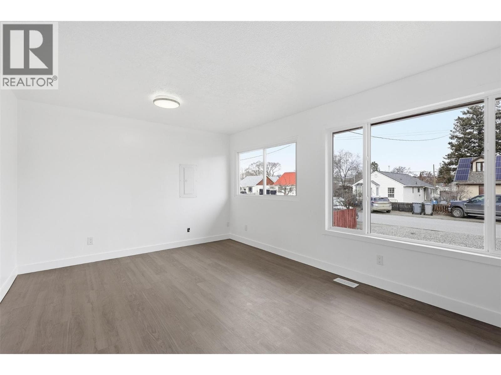 421/423 Alexander Avenue photo 4
