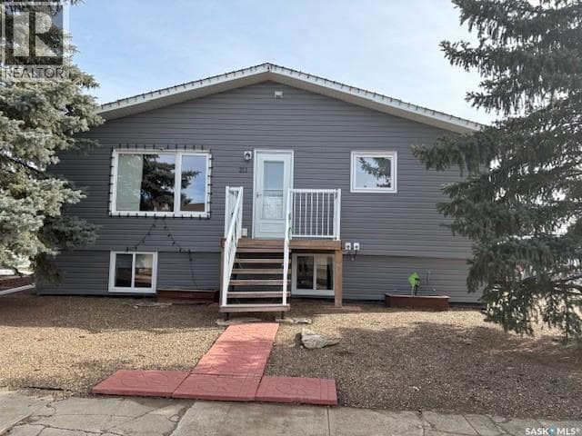 4 bed 2 bath single family at 211 Throne STREET — $125,000