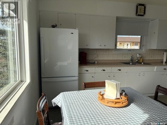 211 Throne STREET photo 5