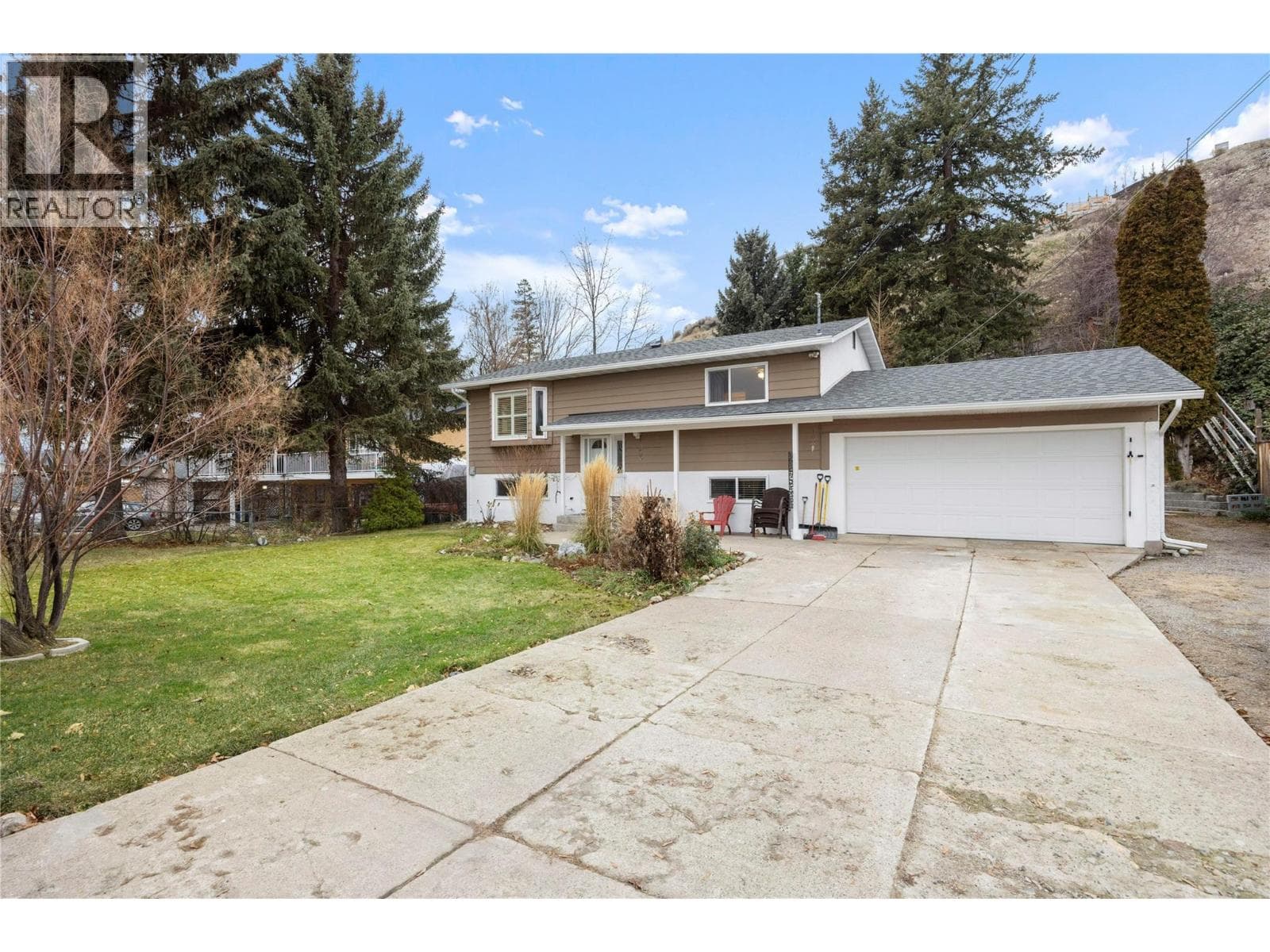 5882 Victoria Street photo 3