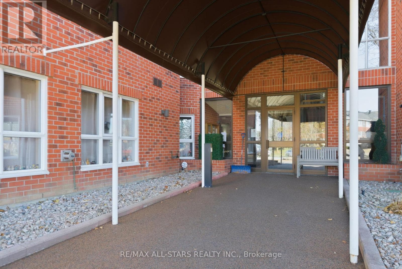 312 - 4 HERITAGE WAY photo 4