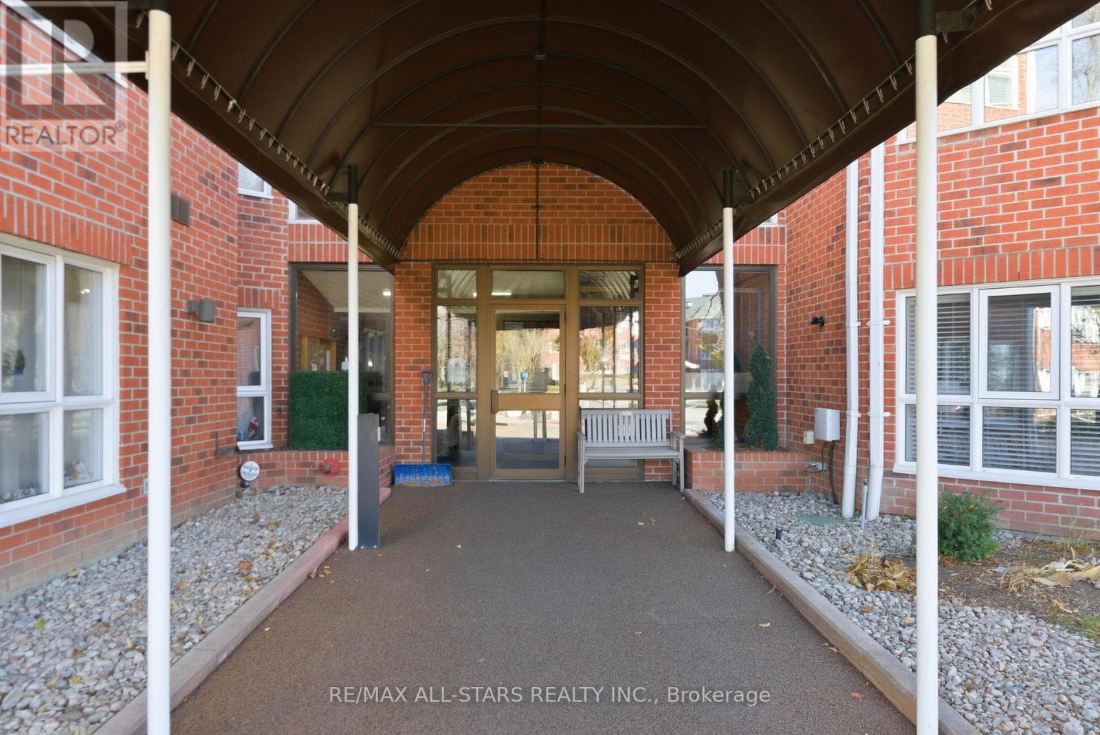 312 - 4 HERITAGE WAY photo 5